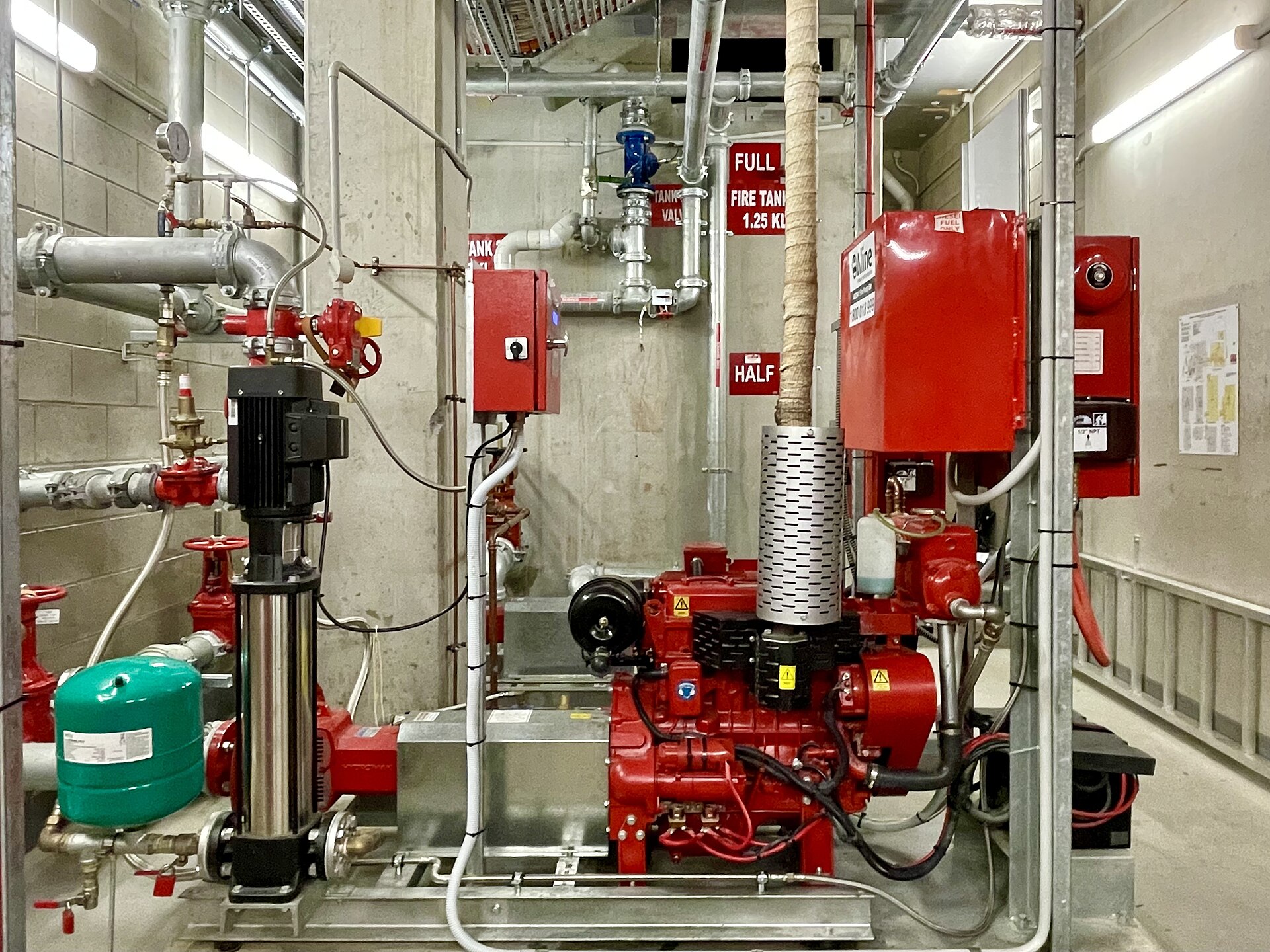 เครื่องสูบน้ำดับเพลิงเครื่องยนต์ดีเซลพร้อม Jockey Pump ติดตั้งตามมาตรฐาน วสท. และ NFPA 20