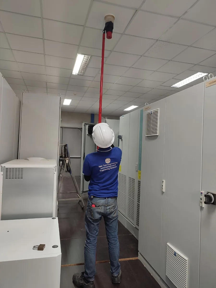 ช่าง Newtype ทดสอบ Smoke Detector ในห้องไฟฟ้าโรงงาน ก่อนส่งมอบงานระบบไฟอลาม